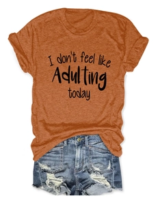 Flachbild von orangefarbenem T-Shirt mit Aufdruck und blauen Jeansshorts in Nahaufnahme