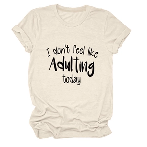 Detail eines Baumwoll-T-Shirts mit dem Aufdruck I don't feel like Adulting today