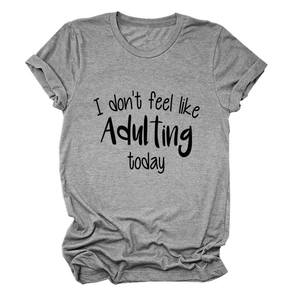 Detailansicht eines grauen T-Shirts mit schwarzem Aufdruck I don't feel like Adulting today