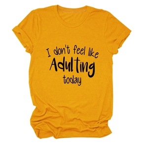Nahaufnahme gelbes T-Shirt mit Aufdruck I don't feel like Adulting today Muster