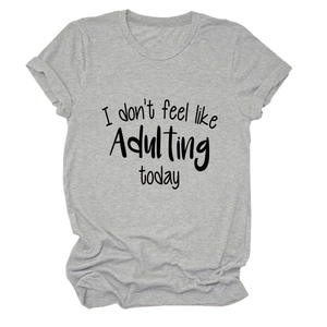 Detailansicht eines grauen T-Shirts mit dem Aufdruck I don't feel like Adulting today und Ärmeln