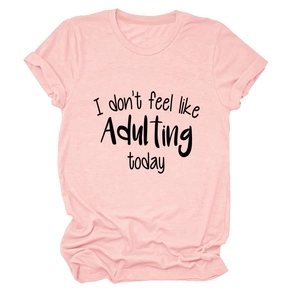 Detail eines rosa Baumwoll-T-Shirts mit schwarzem I don't feel like Adulting today Text