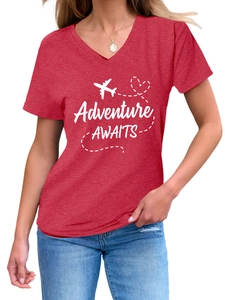 Détail du t-shirt rouge à col en V avec imprimé Adventure Awaits et icône d'avion