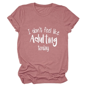 Detail eines rosafarbenen Baumwoll-T-Shirts mit I don't feel like Adulting today Text