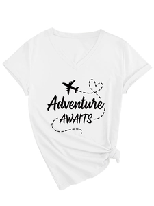 Détail de l'imprimé Adventure AWAITS et de l'ourlet noué sur un t-shirt blanc à col en V