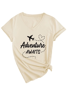 Gros plan de l'imprimé Adventure AWAITS et motif avion sur un t-shirt beige à col en V