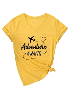 Détail du t-shirt jaune à col en V avec imprimé Adventure Awaits et noeud décoratif