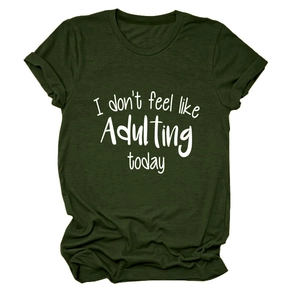 Nahaufnahme des olivgrünen T-Shirts mit weißem I don't feel like Adulting today Aufdruck