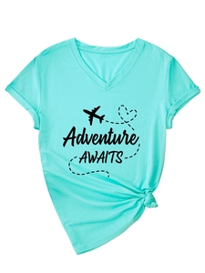Détail du t-shirt vert menthe à col en V avec imprimé Adventure et ourlet noué