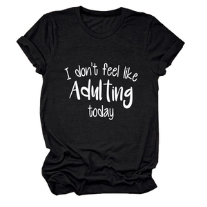 Detail eines schwarzen Baumwoll-T-Shirts mit dem Aufdruck I don't feel like adulting today