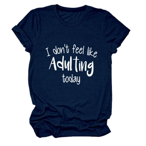 Flachliegendes dunkelblaues Baumwoll-T-Shirt mit weißem I don't feel like Adulting today Print