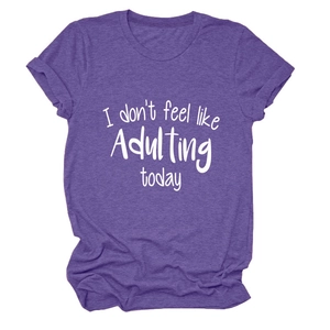 Detail eines melierten lila T-Shirts mit dem weißen Aufdruck I don't feel like Adulting today