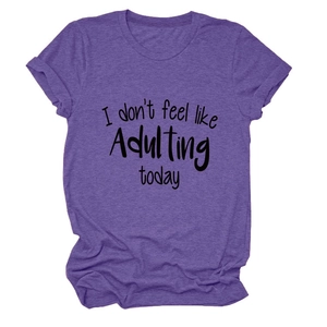 Detail eines lila Baumwoll-T-Shirts mit Rollärmeln und I don't feel like adulting Text