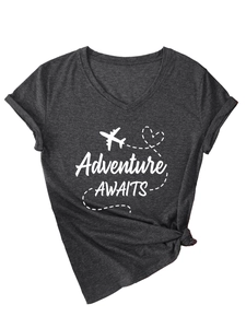 Détail du t-shirt gris chiné col en V avec avion blanc et impression Adventure AWAITS