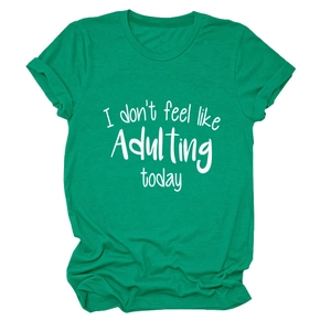 Detail eines grünen Baumwoll-T-Shirts mit dem weißen Text 'I don't feel like Adulting today'