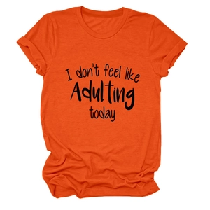 Detail eines orangen T-Shirts mit dem Spruch 'I don't feel like Adulting today'