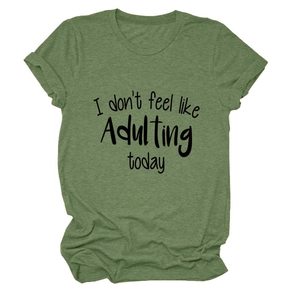 Detail von 'I don't feel like Adulting today' Aufdruck auf dunkelgrünem Baumwoll-T-Shirt