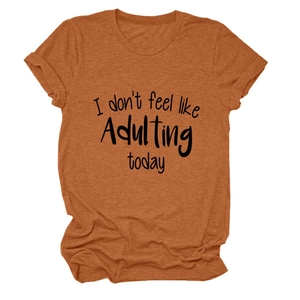 Detail von weichem Stoff und 'I don't feel like Adulting today' Druck auf ziegelrotem T-Shirt