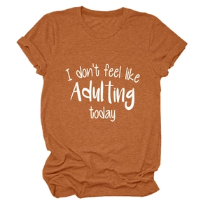 Detailansicht des orangefarbenen T-Shirts mit weißem I don't feel like Adulting today Druck