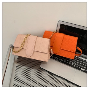 Vue détaillée des sacs bandoulière rose et orange avec motifs triangles et chaîne dorée