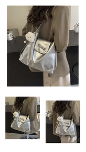 Detalle del bolso tote plateado con adorno de lazo y colgante de nube blanca suave