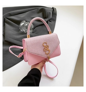 Détail du tissu à paillettes roses et cuir lisse sur un sac à rabat avec boucle dorée SS