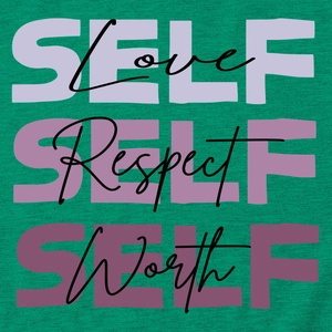 Détail d'un t-shirt vert avec imprimé graphique violet Self Love, Respect et Worth