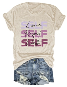 Détail d'un t-shirt beige avec imprimé violet self-love et un short en jean assorti