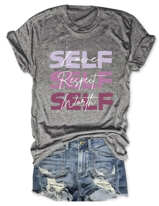 Détail du t-shirt gris imprimé Self Love avec un short en jean vieilli sur fond blanc