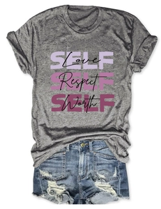 Mise à plat de t-shirt gris imprimé avec short en jean bleu délavé et usé