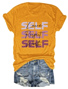 Détail du t-shirt en coton jaune moutarde avec imprimé SELF LOVE et short en jean bleu effiloché