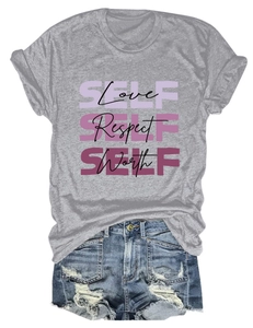 Tenue t-shirt gris imprimé self love et short en jean vieilli posée à plat