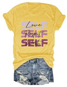 Détail à plat d'un T-shirt jaune moutarde avec imprimé et short en jean pour femme