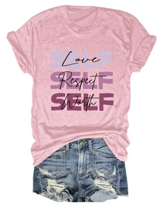 Vue détaillée du T-shirt rose avec imprimé 'SELF' et short en jean déchiré
