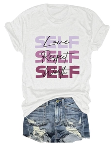 T-shirt blanc avec slogan self-love et short en jean bleu délavé posés à plat