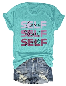 Mise à plat de t-shirt bleu pour femme avec imprimé et short en jean bleu déchiré