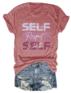 Ensemble t-shirt rose avec message inspirant et short en jean déchiré posé à plat