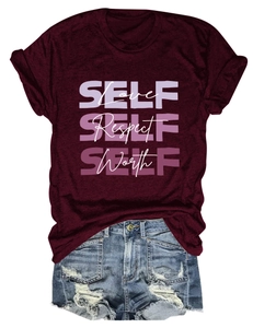 Détail d'un t-shirt bordeaux avec slogan self-love et short en jean bleu délavé