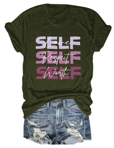 T-shirt vert avec imprimé Self Love et short en jean déchiré posés à plat sur fond blanc
