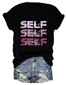 Vue à plat d'un t-shirt noir imprimé et d'un short en jean déchiré pour femmes