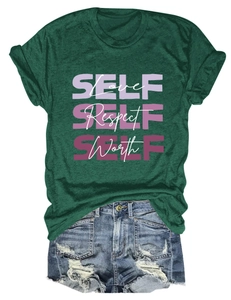 Détail du t-shirt vert foncé Self Love avec short en jean déchiré et bords effilochés