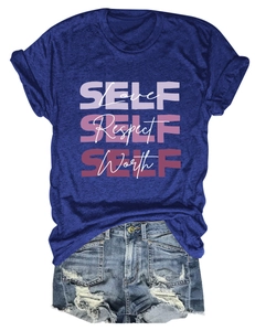 T-shirt bleu marine avec imprimé Self Love et short en jean déchiré posé à plat