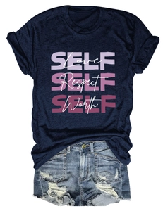 T-shirt bleu marine avec slogan et short en jean vieilli posés à plat en set