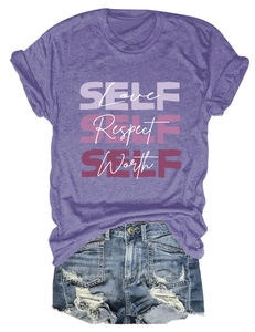 Détail à plat d'un t-shirt en coton violet imprimé Self Love et d'un short en jean vieilli