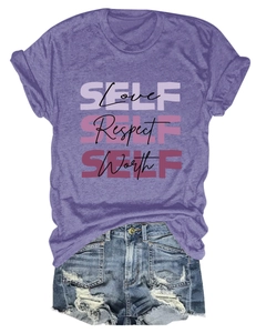 Détail du t-shirt violet imprimé Self Love et du short en jean bleu délavé usé