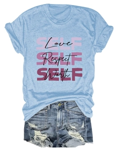 Détail du t-shirt bleu clair avec imprimé Self Love et short en jean usé