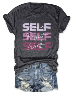 T-shirt gris imprimé self love et short en jean bleu déchiré posés à plat