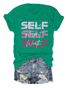 Détail du t-shirt vert imprimé Self Love et du short en jean bleu avec déchirures