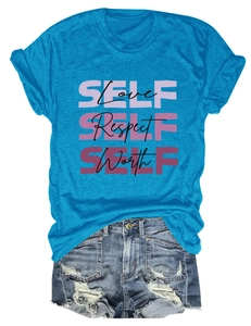 T-shirt bleu paon avec imprimé self love et short en jean sur fond blanc