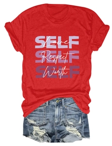 Gros plan du t-shirt rouge en coton avec imprimé Self Love et short en denim